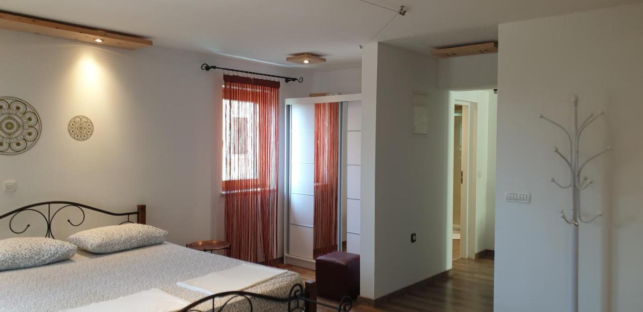Apartments Adri, Parking In The Yard Rovinj Luaran gambar